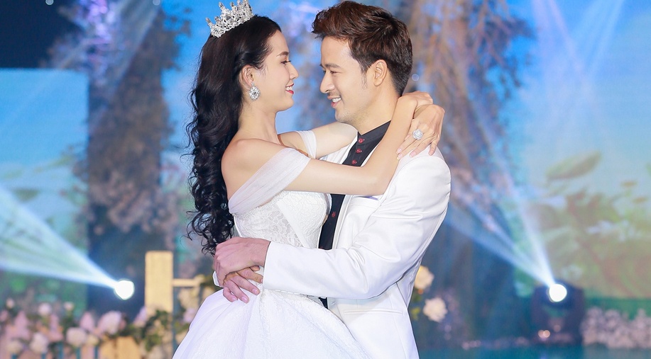 Doan Thanh Tai tinh tu voi ban gai tin don tren san catwalk hinh anh