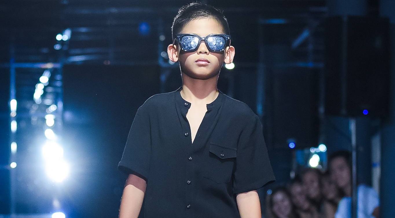 Vo chong Ha Kieu Anh den ung ho 2 con trai dien thoi trang hinh anh