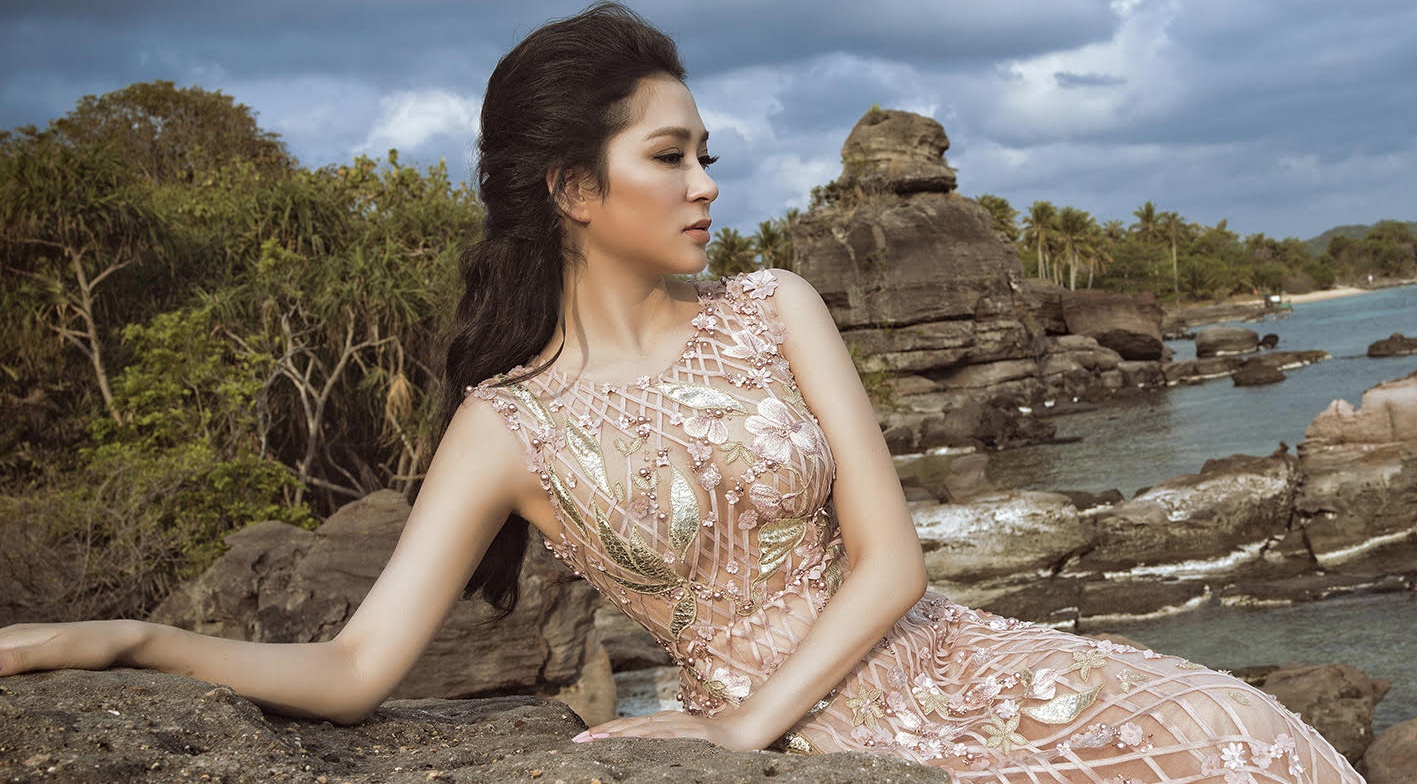 Hoa hau Nguyen Thi Huyen goi cam truoc bien hinh anh