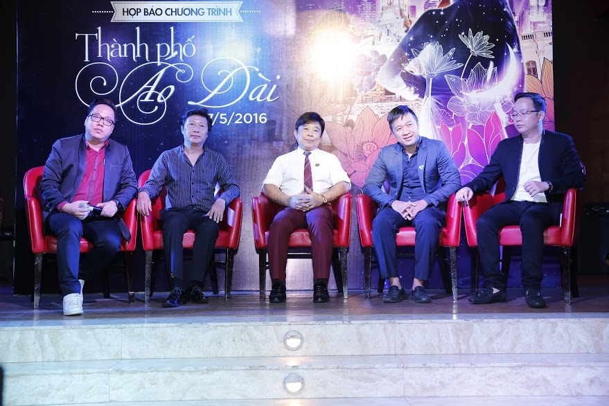 Trinh dien thoi trang o pho di bo anh 1