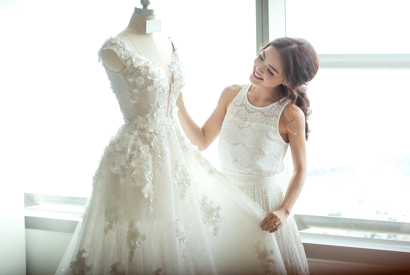 Hai vay cuoi tinh te cua Linh Phi anh 1