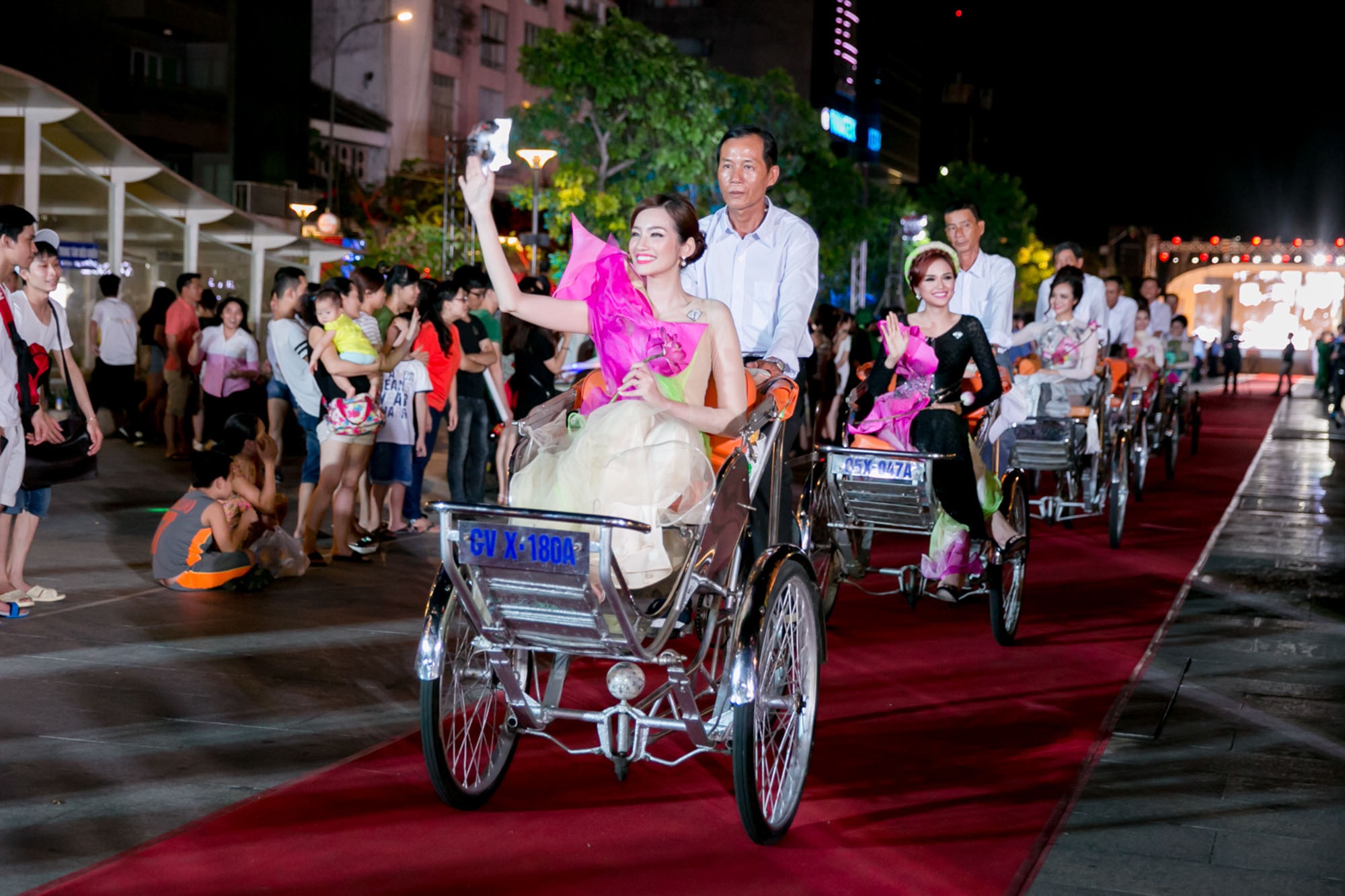 Dan mau Viet di xich lo dien thoi trang anh 4