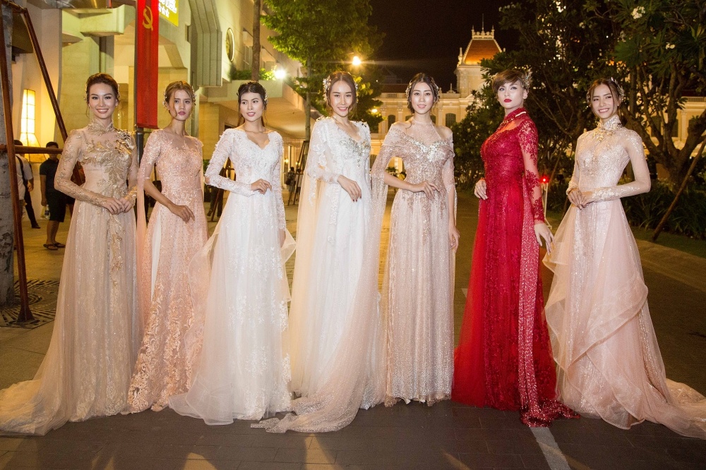 Dan mau Viet di xich lo dien thoi trang anh 12