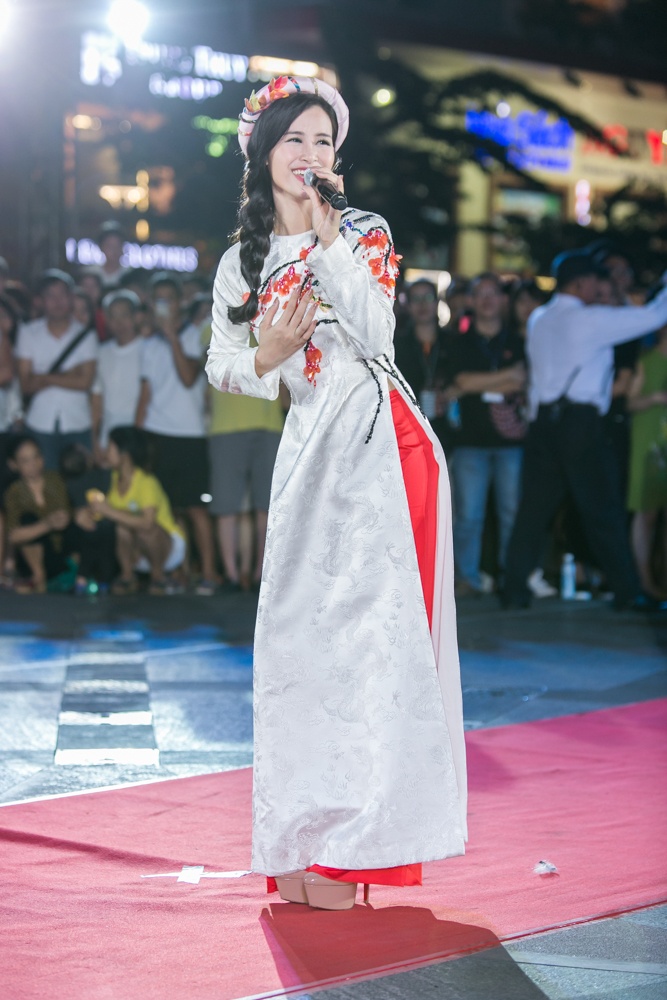 Dan mau Viet di xich lo dien thoi trang anh 14