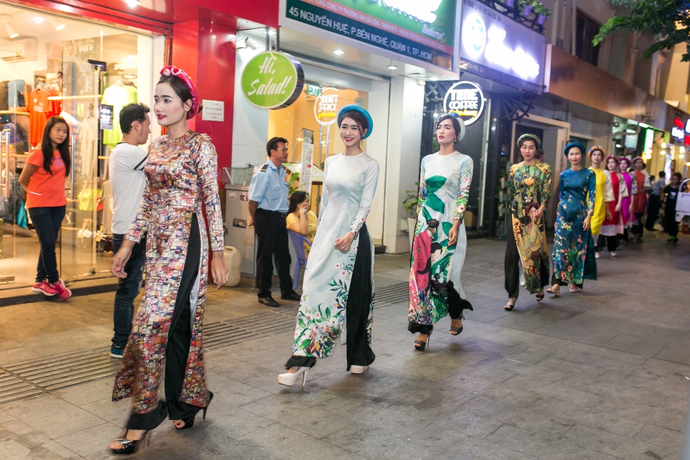 Dan mau Viet di xich lo dien thoi trang anh 7