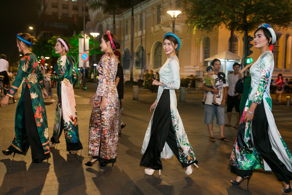 Dan mau Viet di xich lo dien thoi trang anh 8