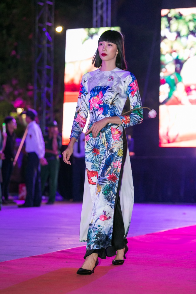 Dan mau Viet di xich lo dien thoi trang anh 9