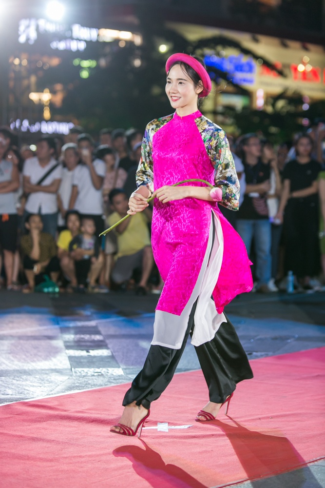 Dan mau Viet di xich lo dien thoi trang anh 10