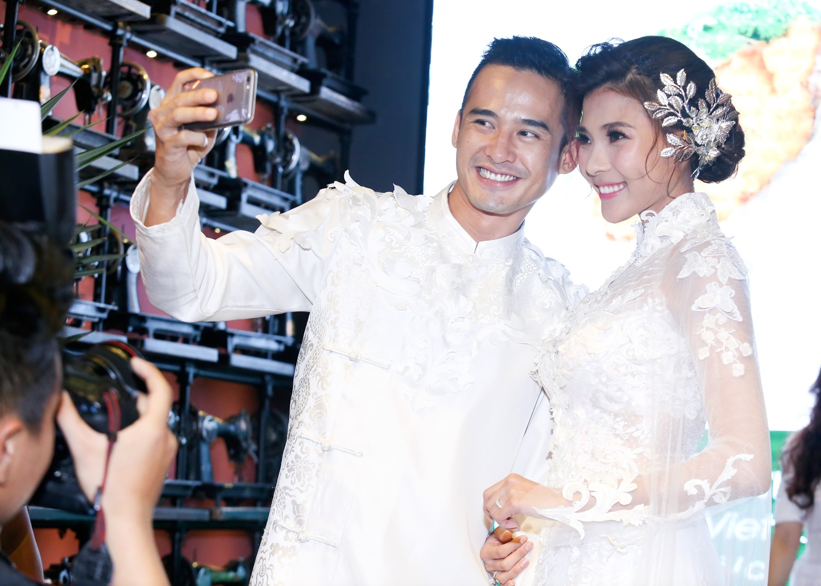 Dan mau Viet di xich lo dien thoi trang anh 2