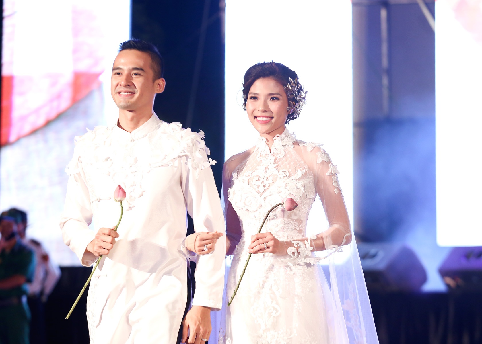 Dan mau Viet di xich lo dien thoi trang anh 1