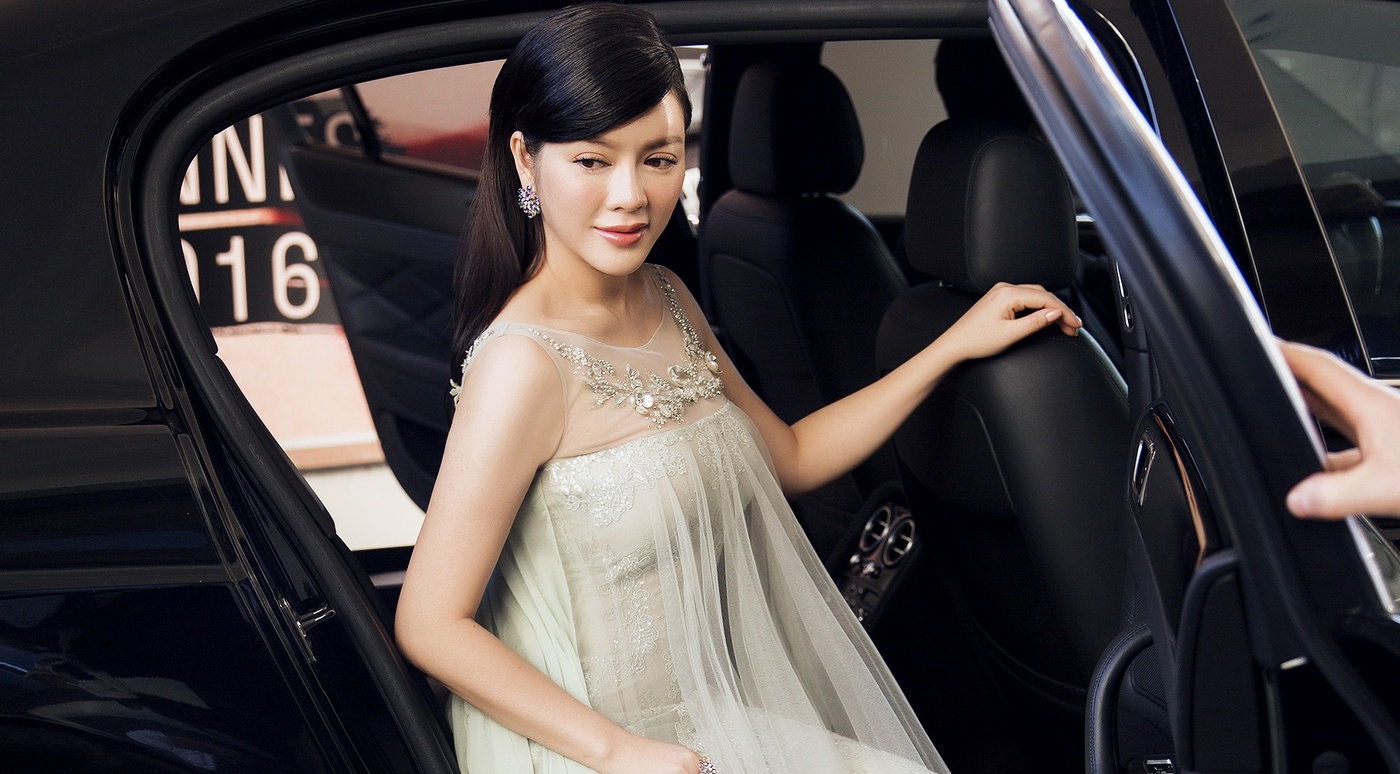 Ly Nha Ky thu hut ong kinh tren tham do Cannes hinh anh