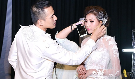 Luong The Thanh cham soc ba xa Thuy Diem trong show dien hinh anh