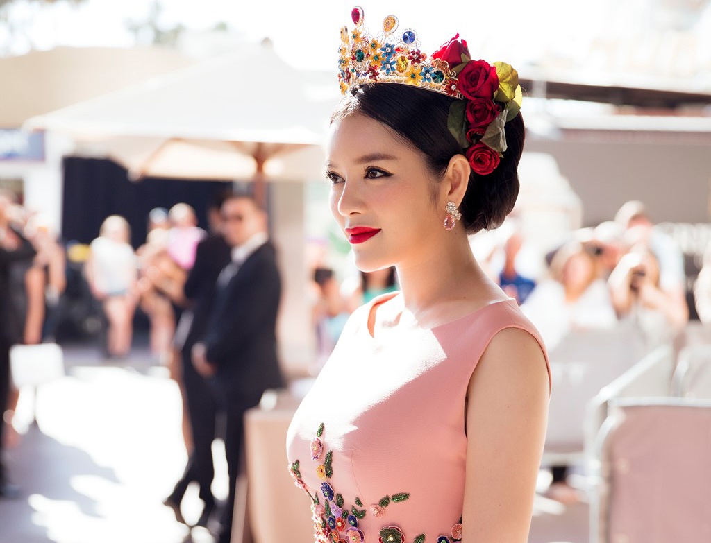 Ly Nha Ky hoa nu than tren tham do Cannes hinh anh
