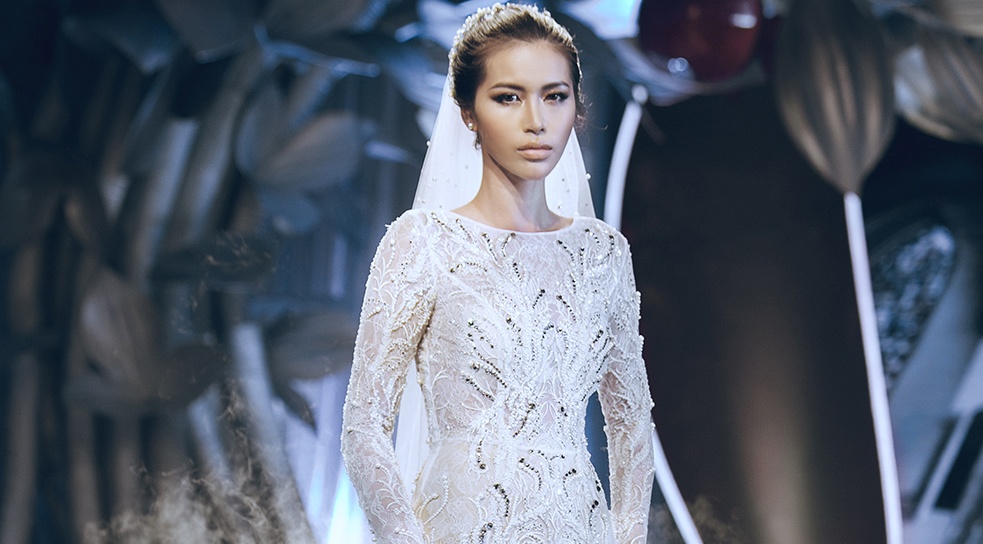 Minh Tu dien vay cuoi dinh 10.000 vien da Swarosky hinh anh