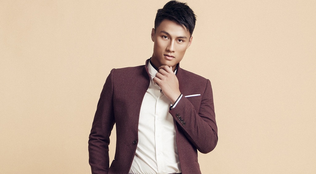 Mac Hong Quan banh bao voi vest va so-mi hinh anh