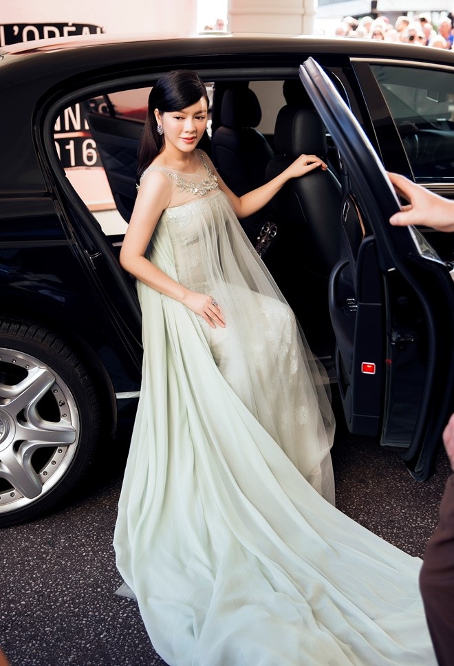 Angela Phuong Trinh,  Ly Nha Ky mac dep nhat tuan qua anh 2