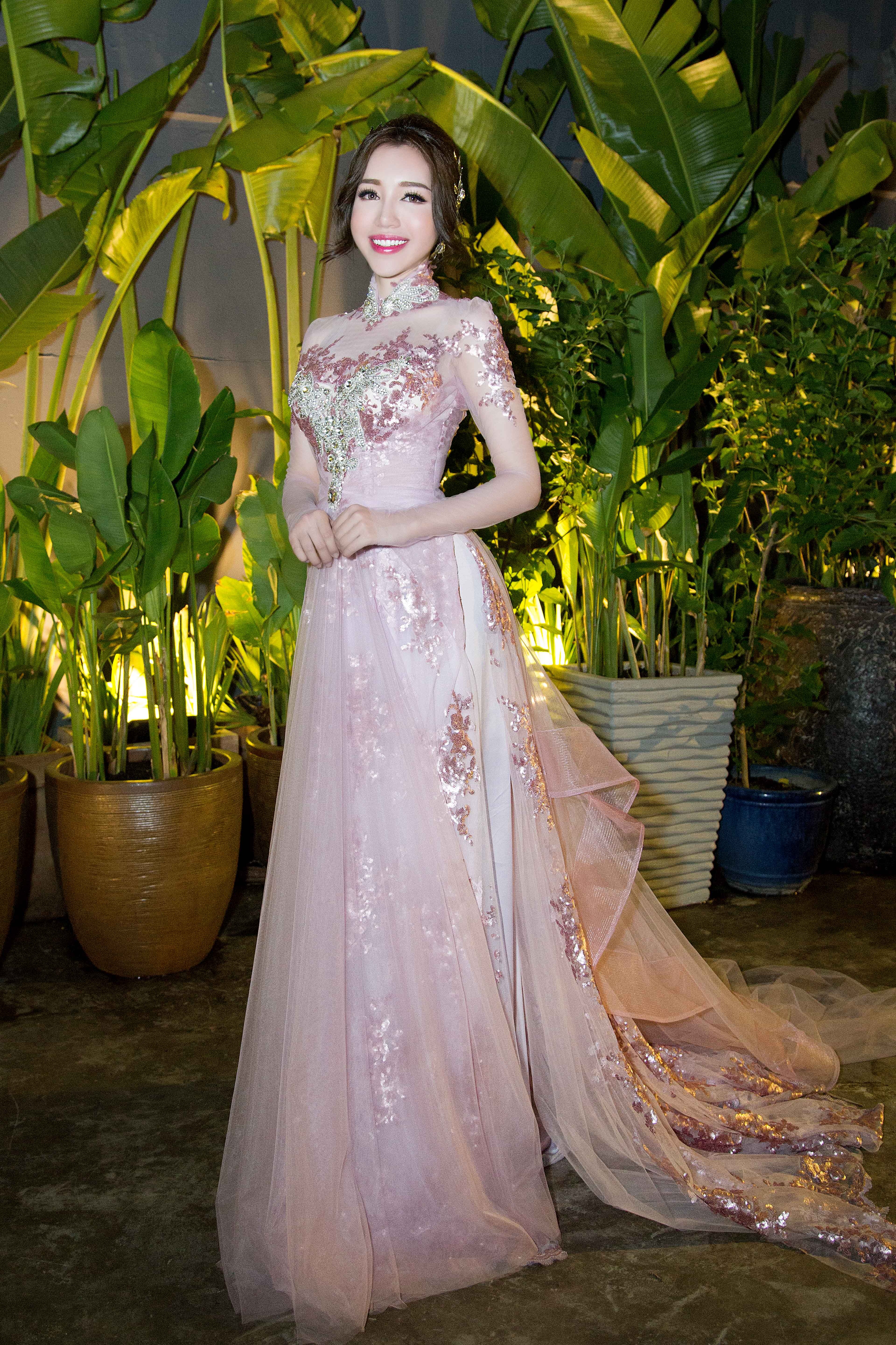 Angela Phuong Trinh,  Ly Nha Ky mac dep nhat tuan qua anh 8