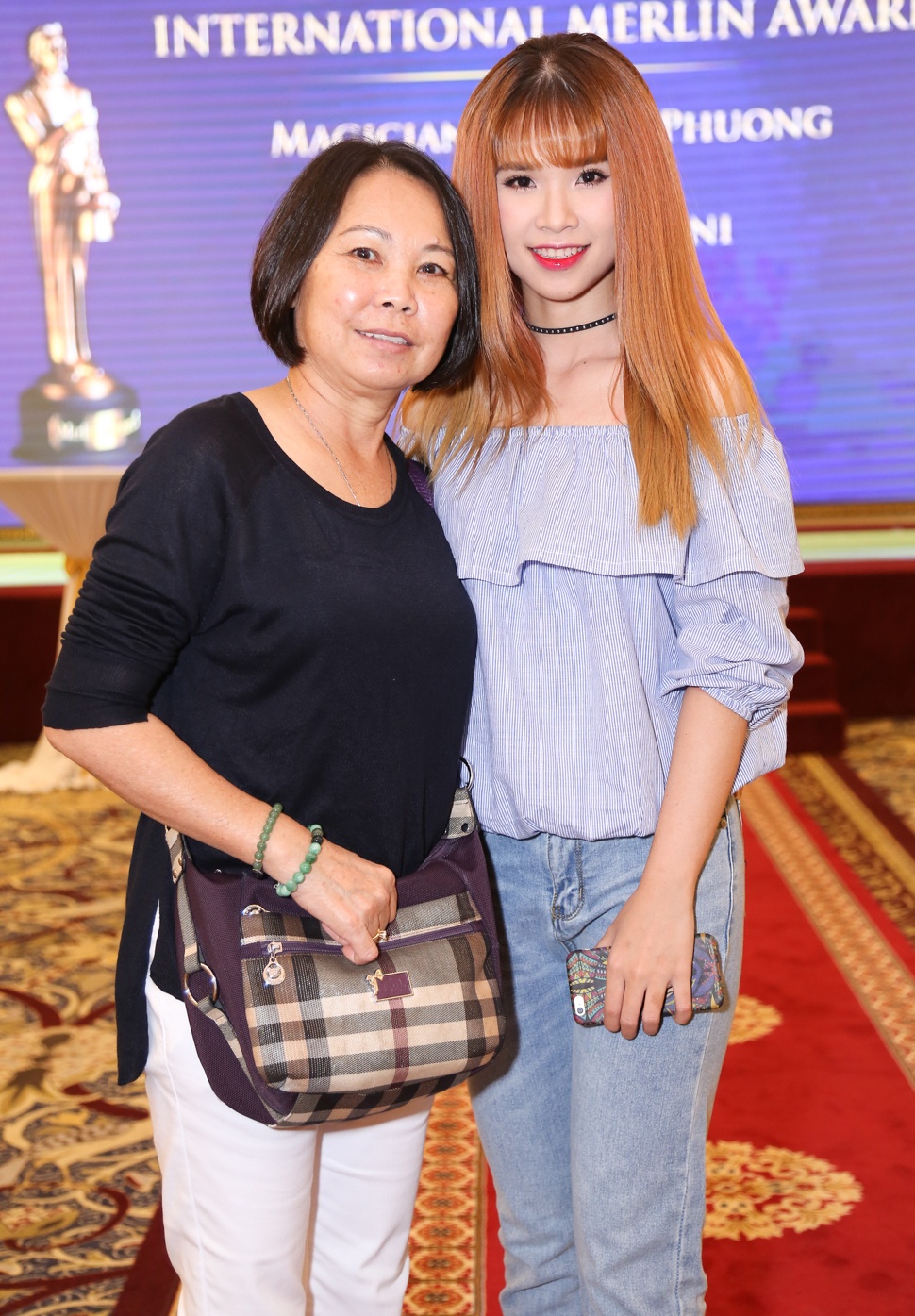 Khoi My cung me di su kien anh 1