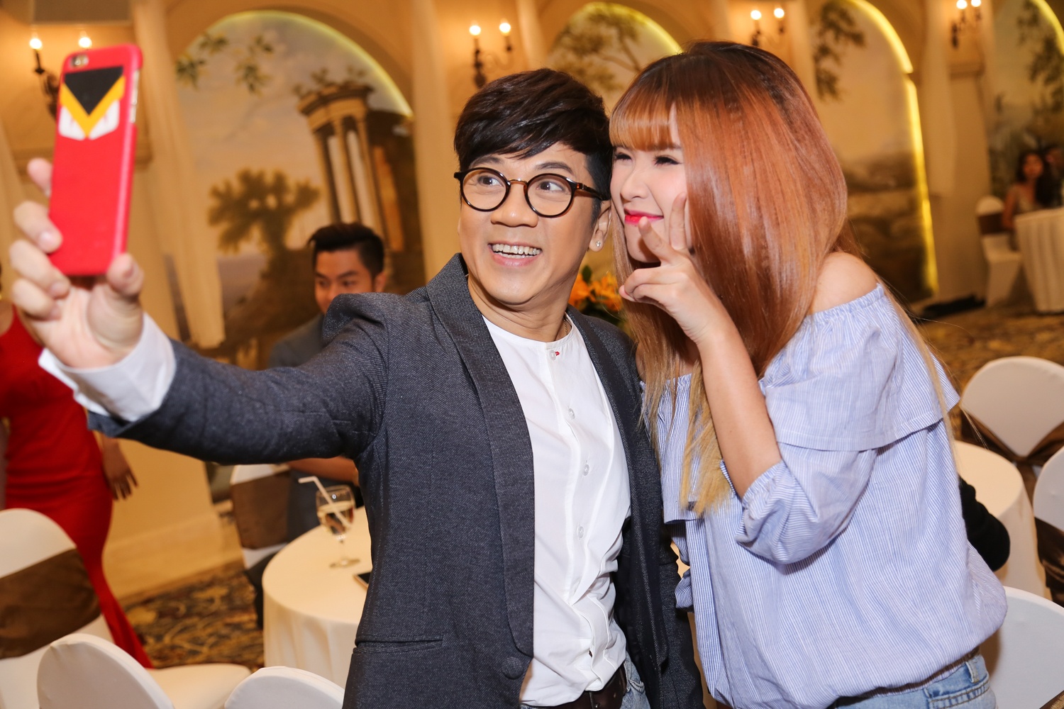 Khoi My mac ao tre vai di su kien hinh anh