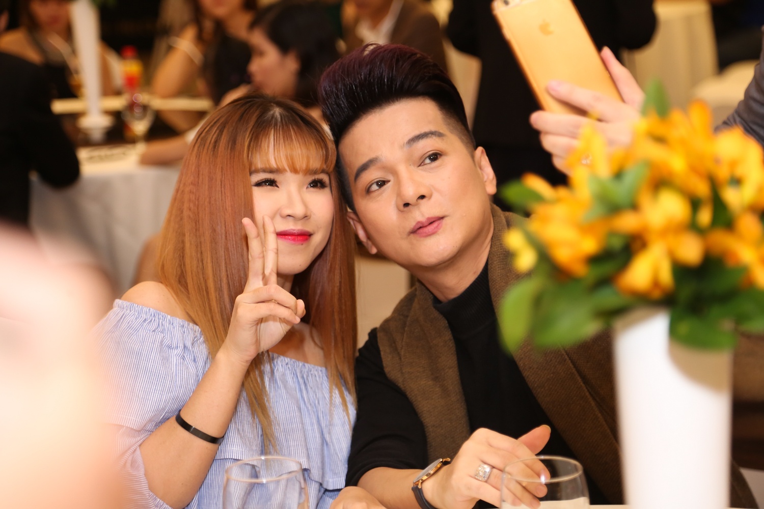 Khoi My cung me di su kien anh 4