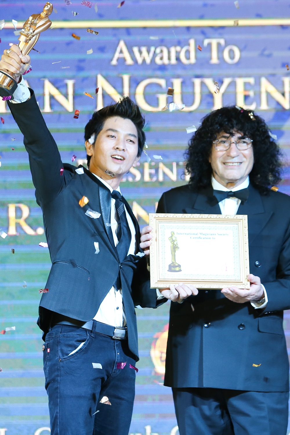 Khoi My cung me di su kien anh 6