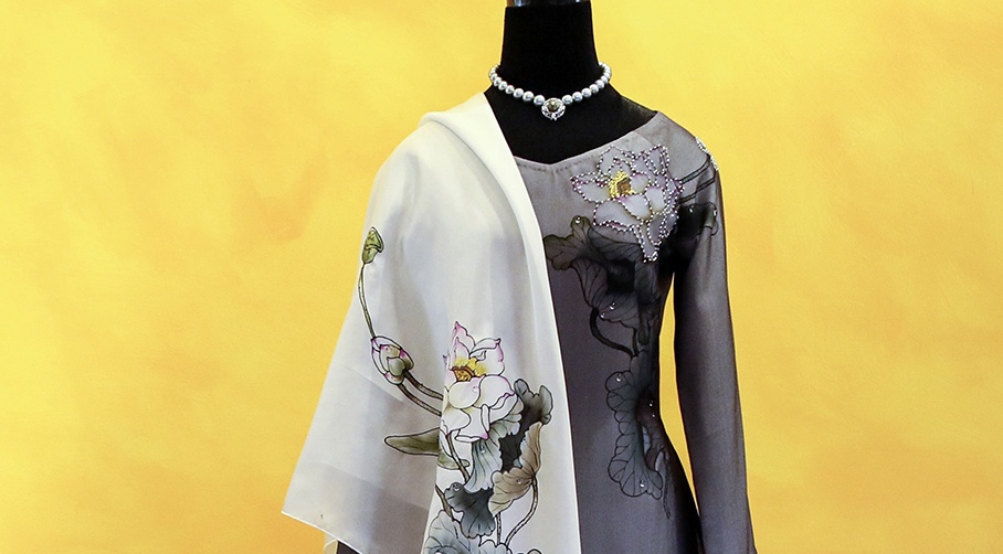 Viet Nam gui ao dai hoa sen cho phu nhan Tong thong Obama hinh anh