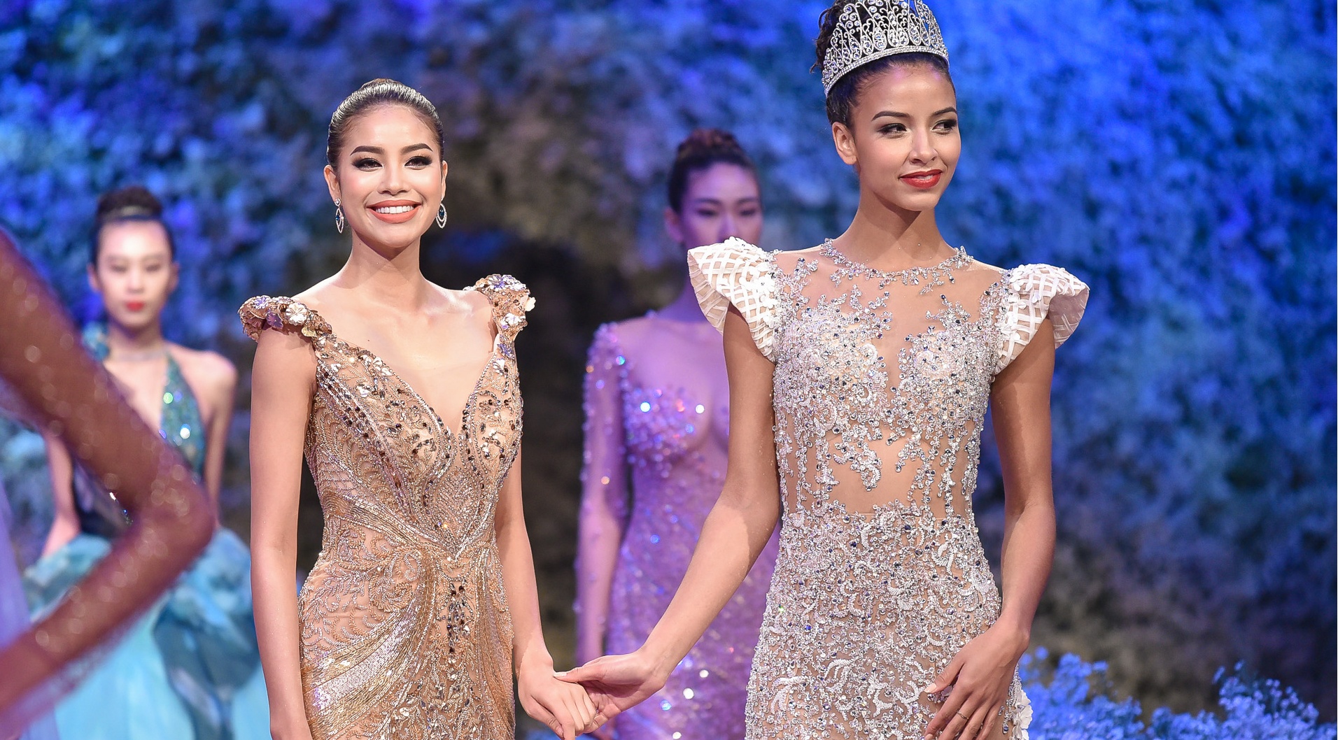 Hoa hau Phap noi bat khi catwalk cung Pham Huong hinh anh