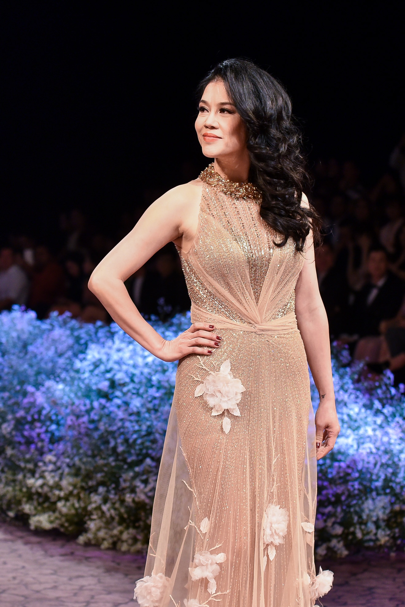 Thu Phuong trinh dien thoi trang anh 1