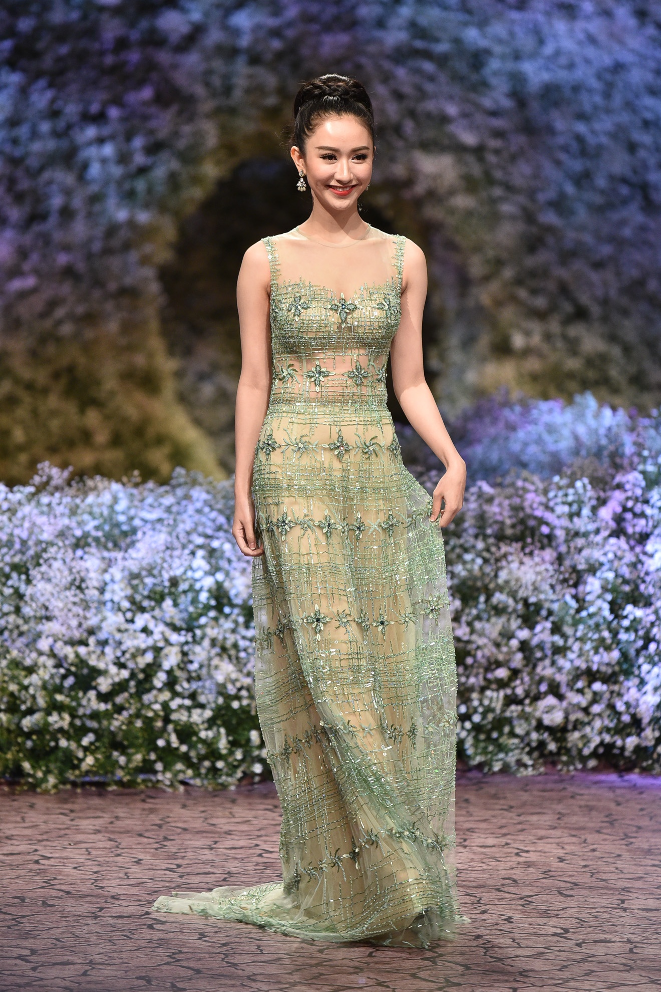 Thu Phuong trinh dien thoi trang anh 10