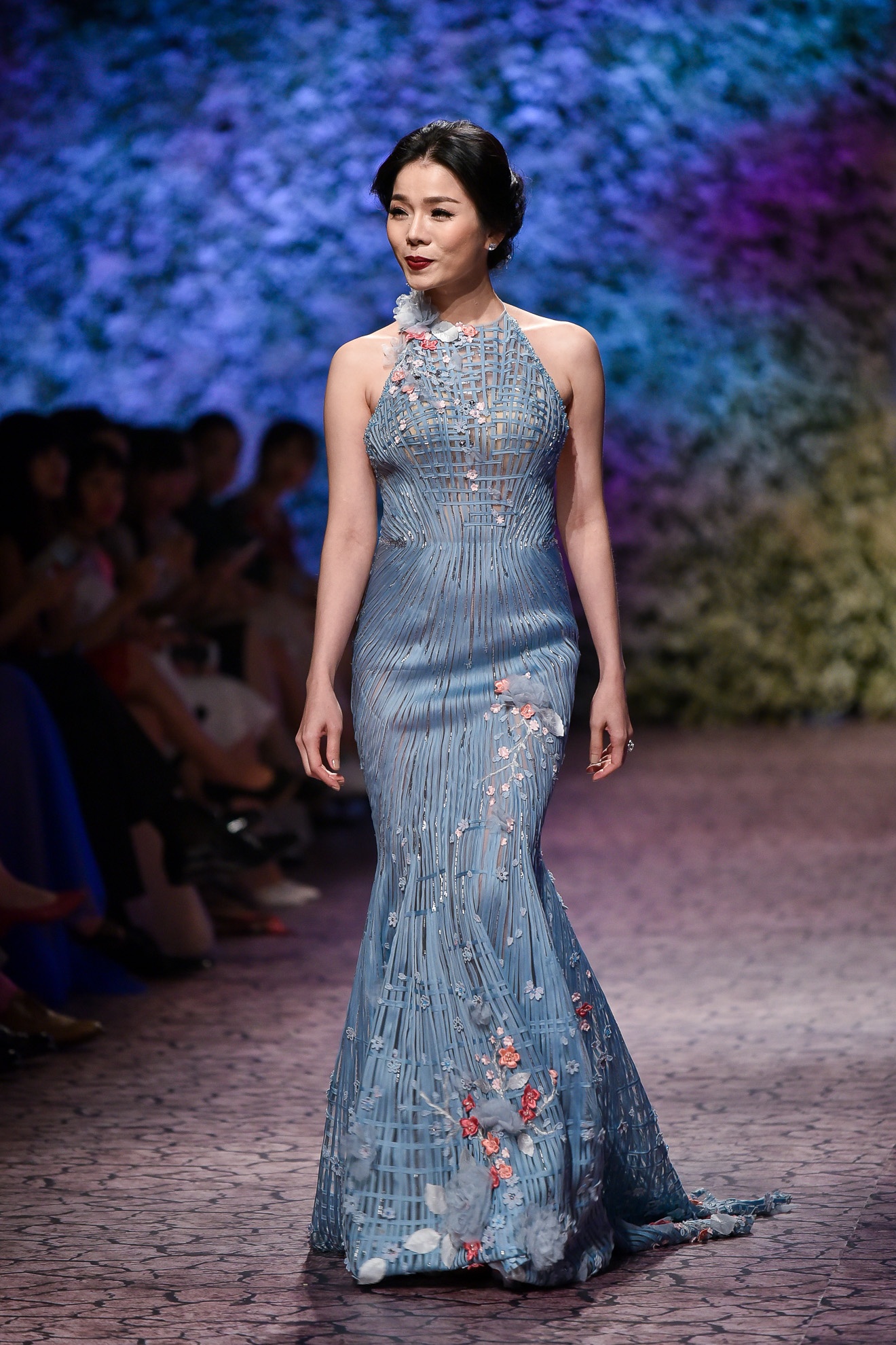 Thu Phuong trinh dien thoi trang anh 2