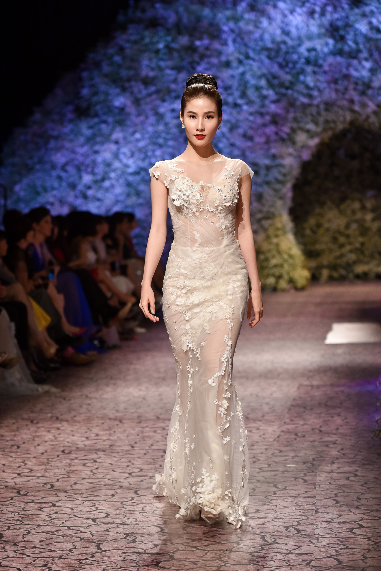 Thu Phuong trinh dien thoi trang anh 4