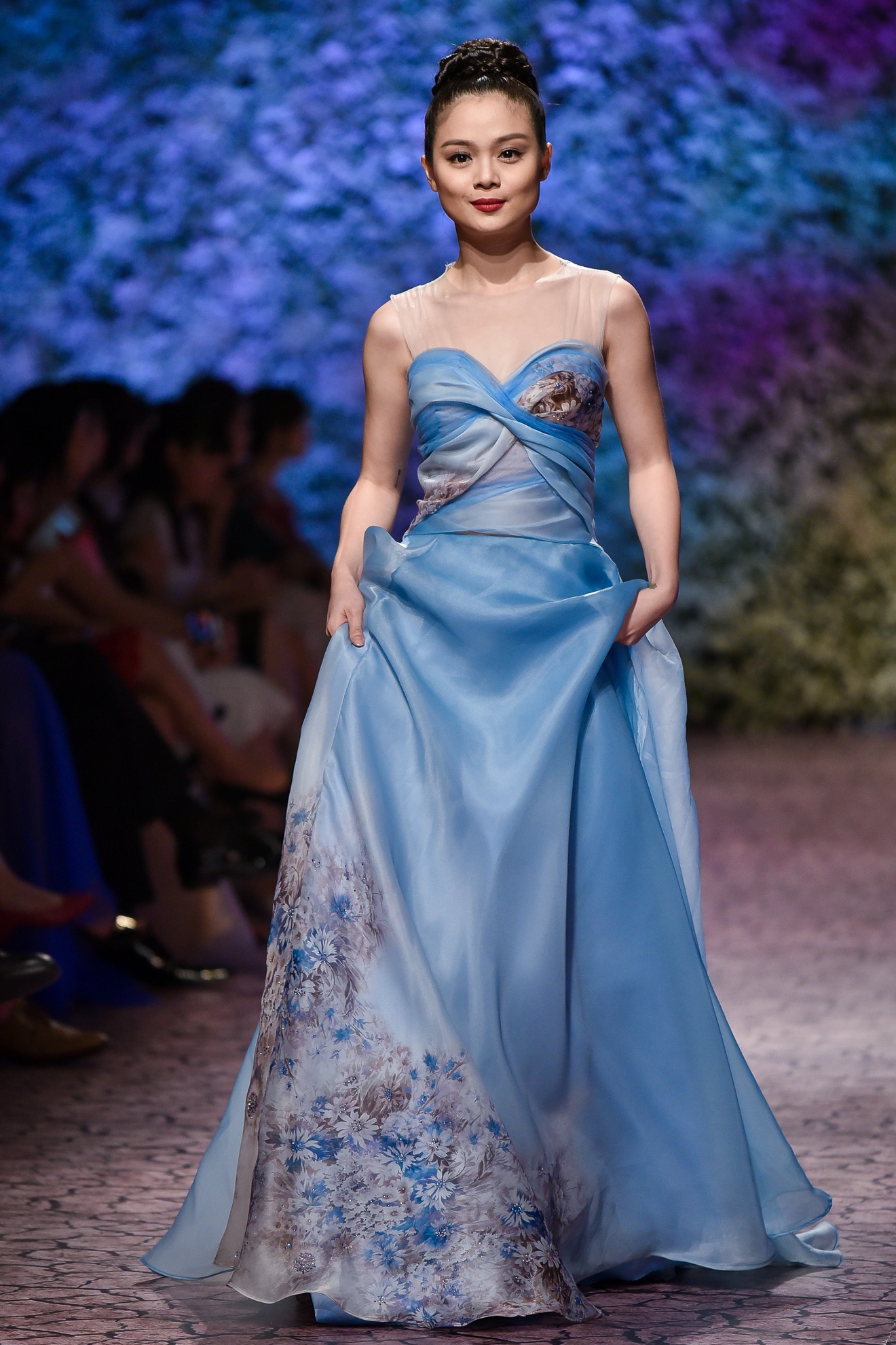 Thu Phuong trinh dien thoi trang anh 5