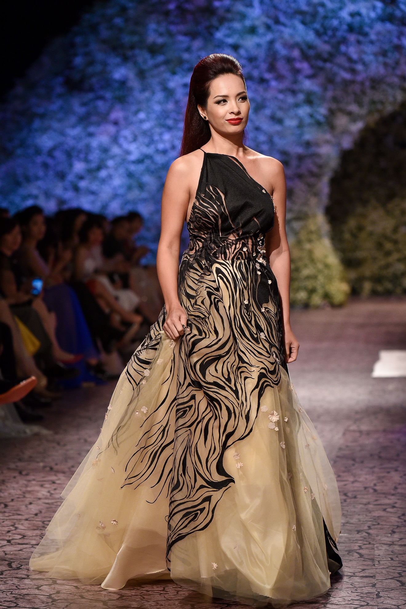 Thu Phuong trinh dien thoi trang anh 8