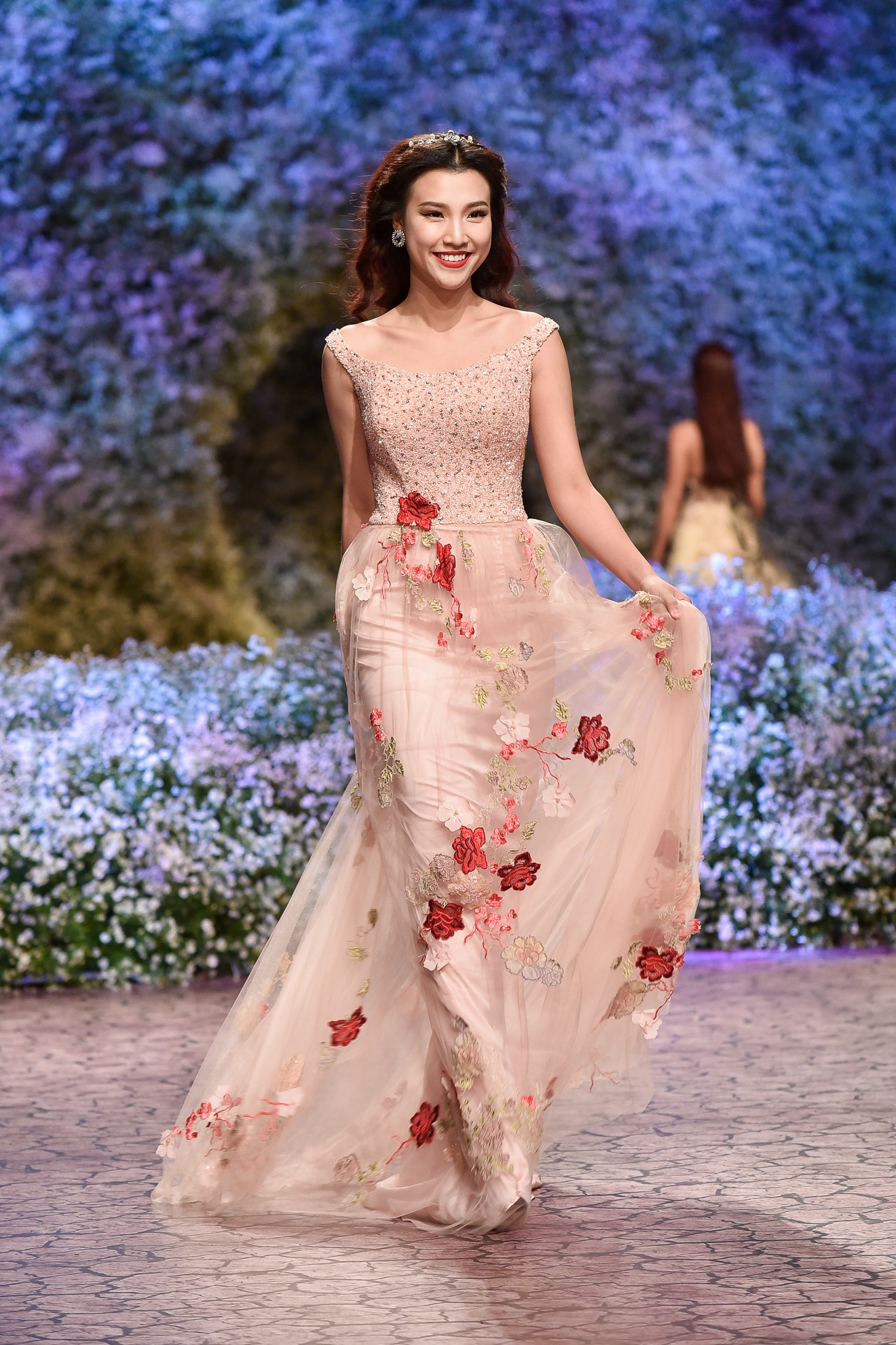 Thu Phuong trinh dien thoi trang anh 9