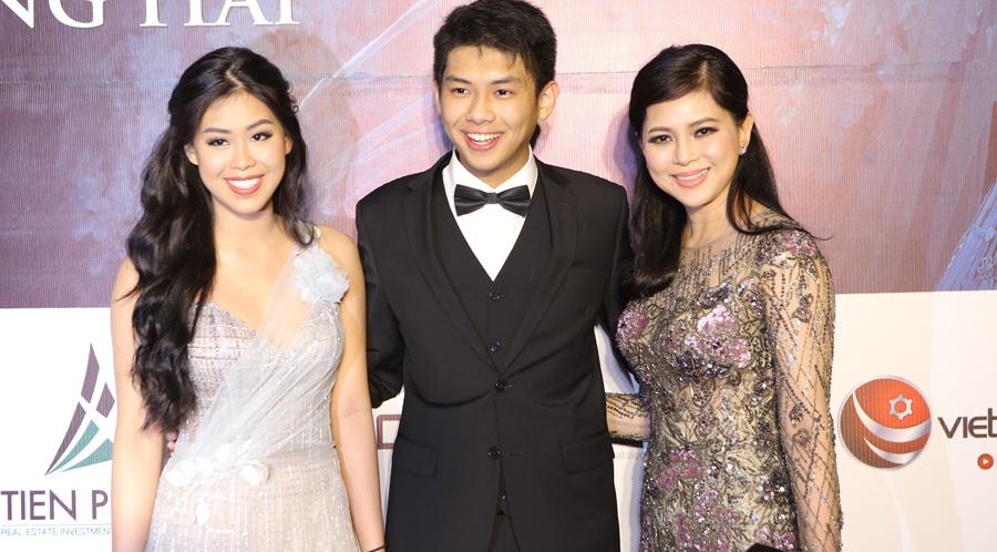 Dien vien Thuy Tien mua vay hon 400 trieu tang Hoa hau Phap hinh anh