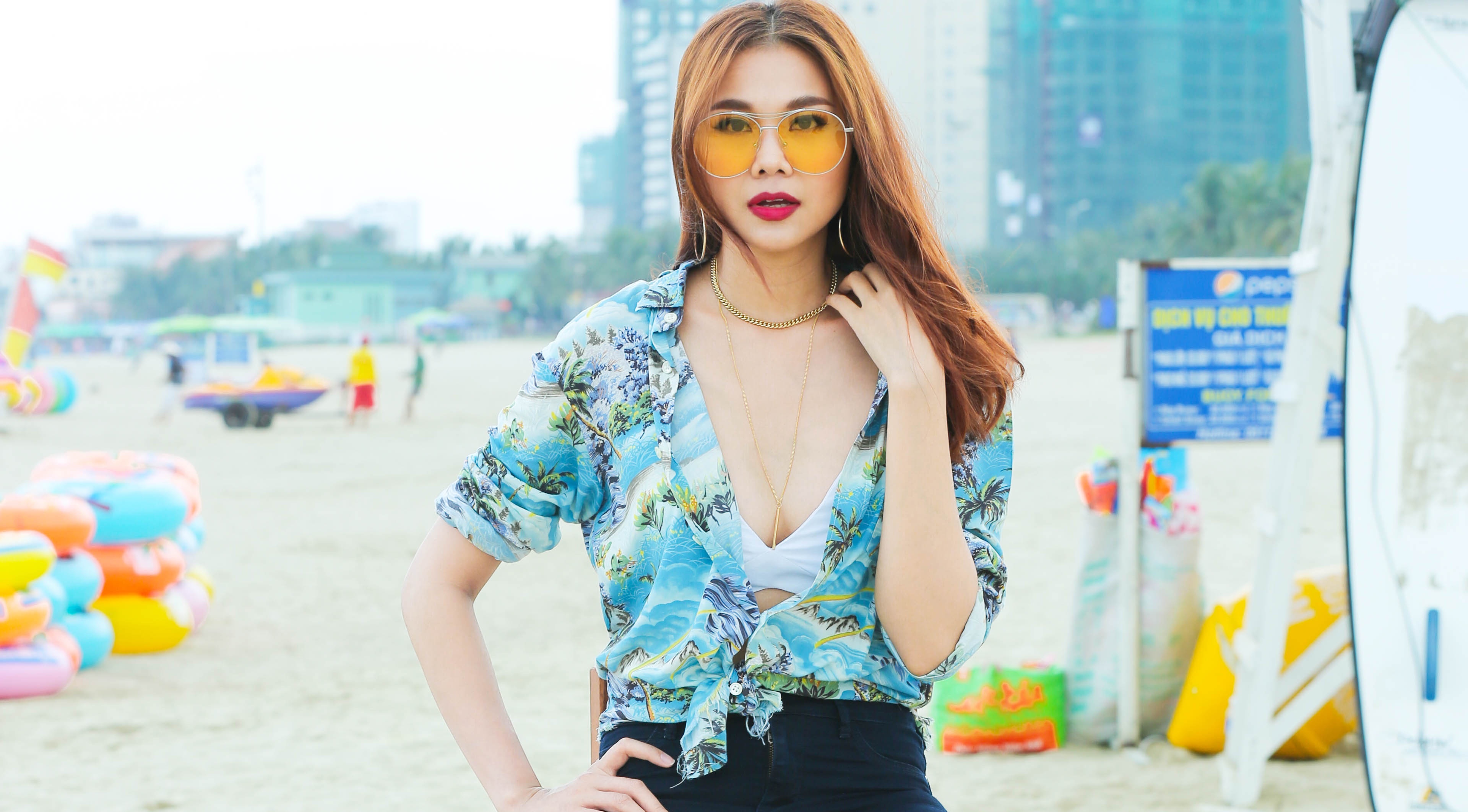 Giam khao Next Top Model casting tren bai bien hinh anh