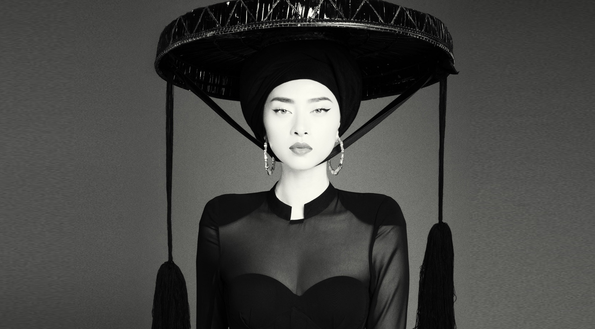 Ngo Thanh Van dien ao xuyen thau, doi non quai thao an tuong hinh anh