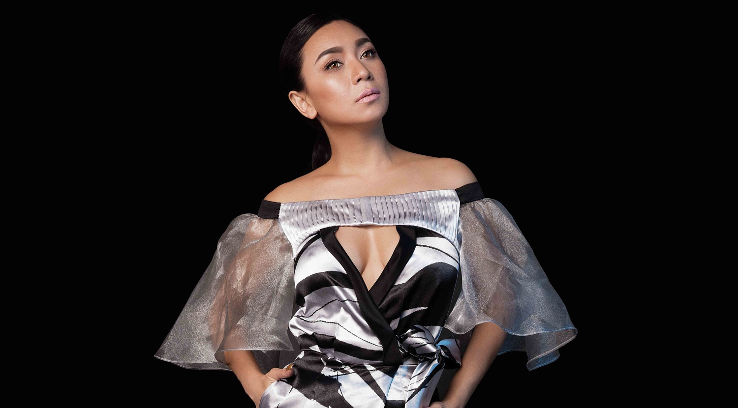 Y Phung sac sao voi trang phuc hoa tiet trang den hinh anh