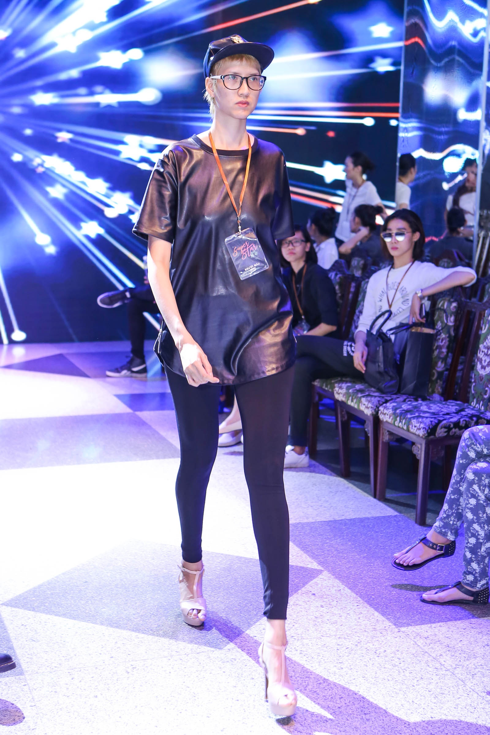 Dan mau mac phong cach tap show cua Adrian Anh Tuan anh 2