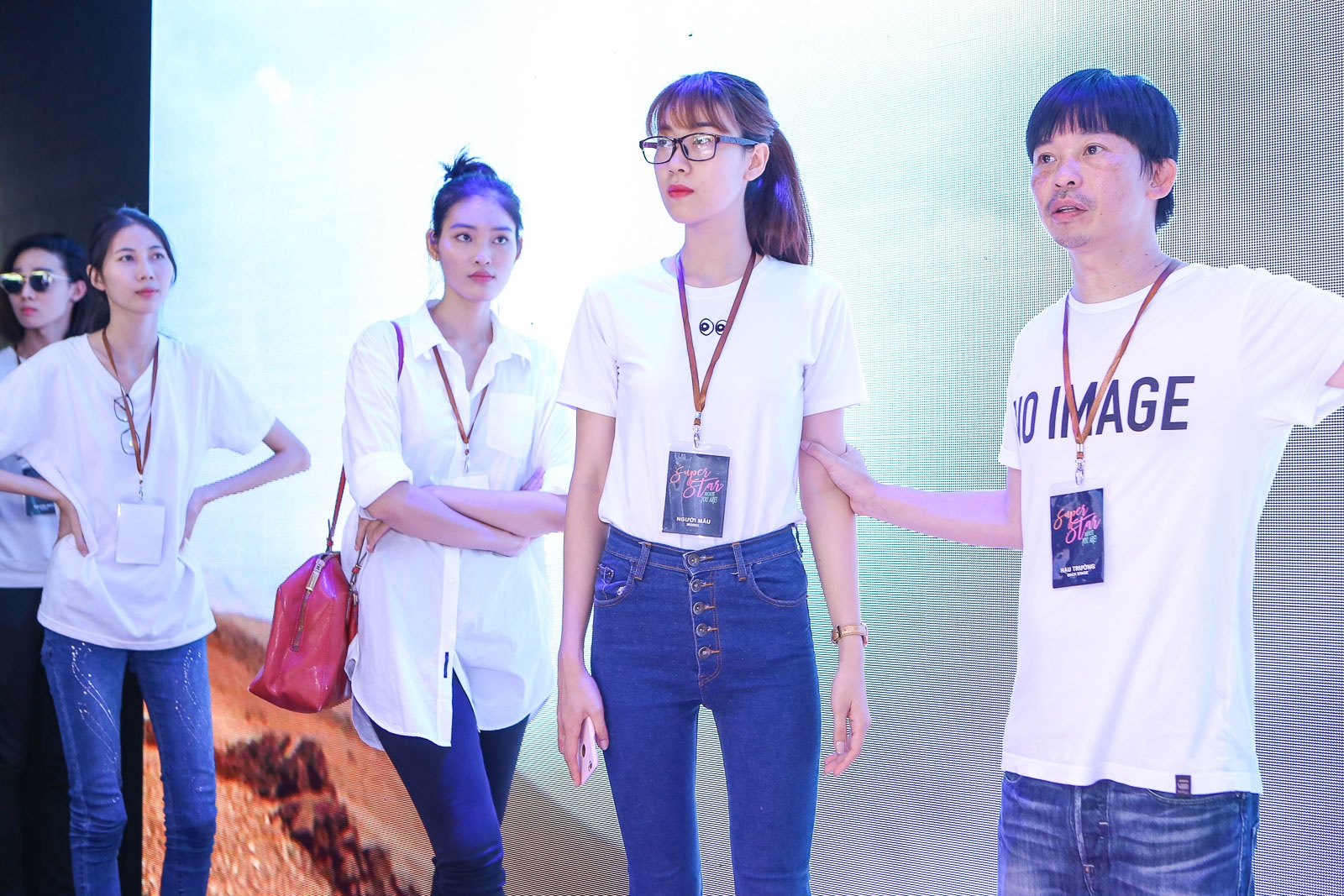 Dan mau mac phong cach tap show cua Adrian Anh Tuan anh 7