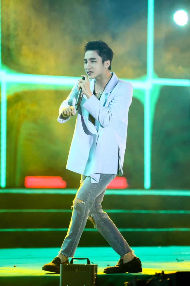 Hoang Thuy Linh dien vay tua rua sexy tren san khau Da Nang anh 4