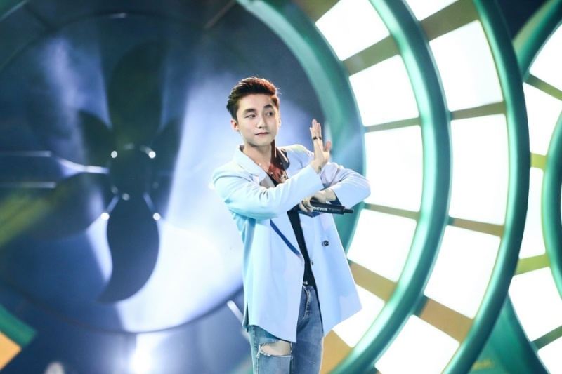 Hoang Thuy Linh dien vay tua rua sexy tren san khau Da Nang anh 5