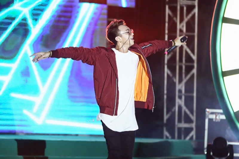 Hoang Thuy Linh dien vay tua rua sexy tren san khau Da Nang anh 6