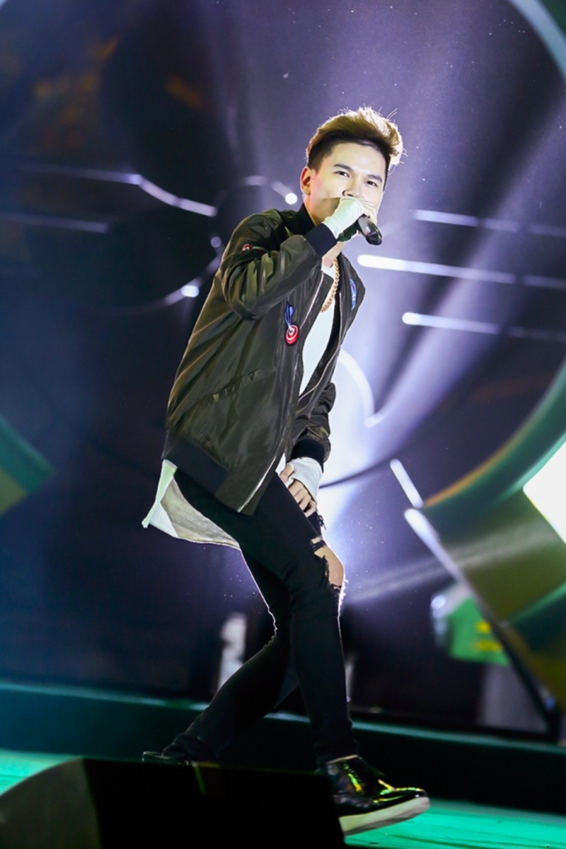 Hoang Thuy Linh dien vay tua rua sexy tren san khau Da Nang anh 7