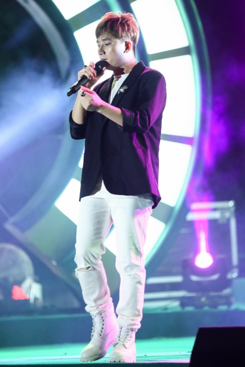 Hoang Thuy Linh dien vay tua rua sexy tren san khau Da Nang anh 8