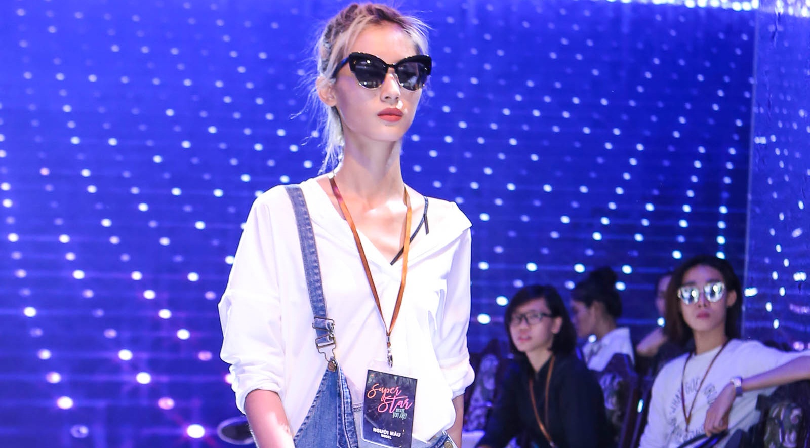 Dan mau mac phong cach tap show Adrian Anh Tuan hinh anh