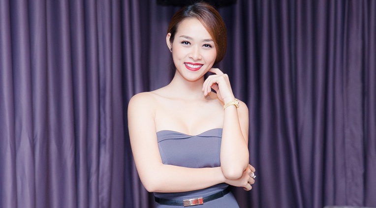 Diep Bao Ngoc dien dam quay khoe vai tran hinh anh