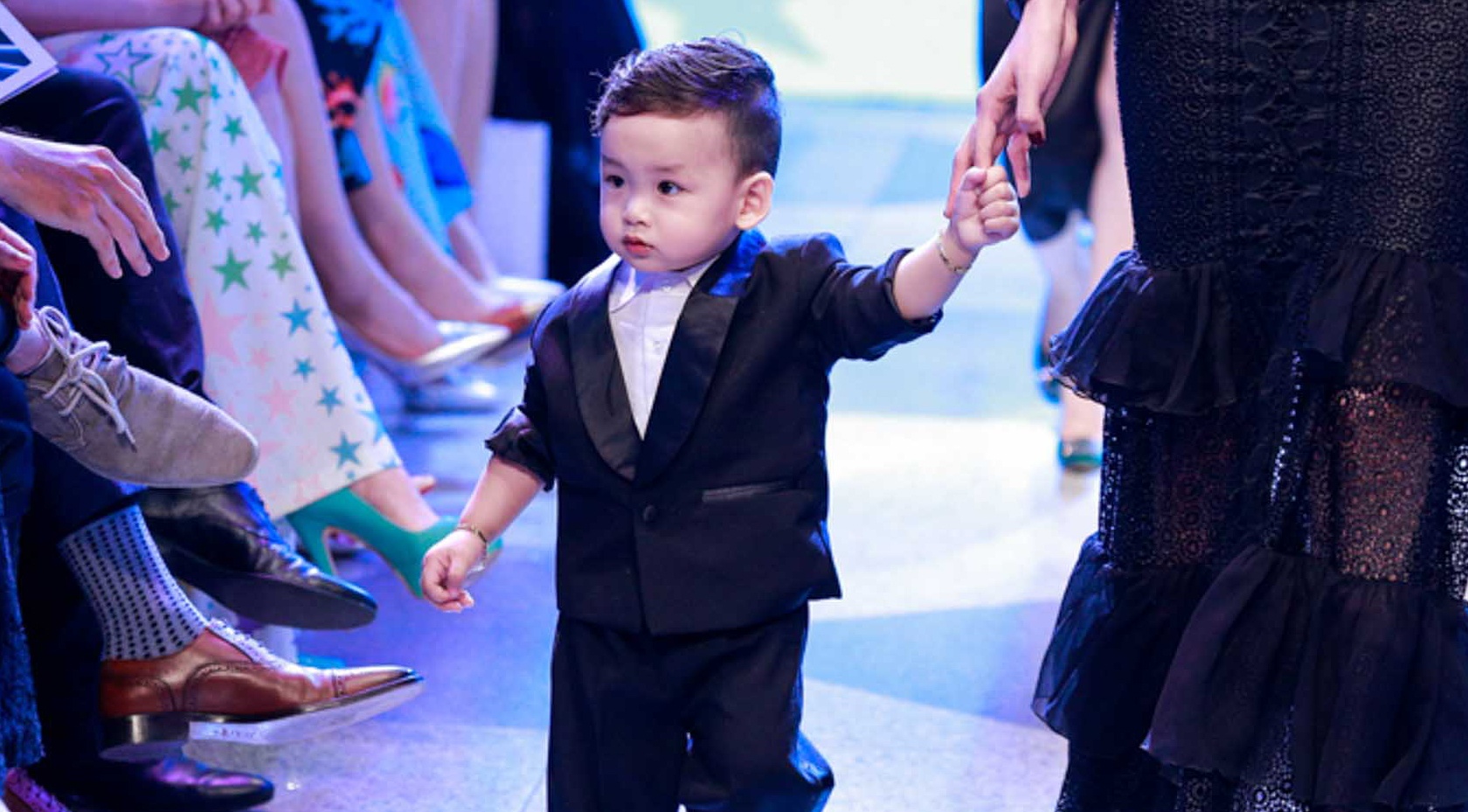 Con trai Diem Huong lan dau catwalk cung me hinh anh