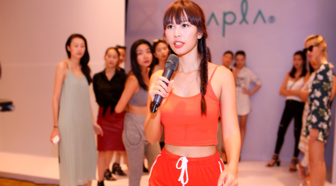 Ha Anh mac mat me tap catwalk cho dan em hinh anh