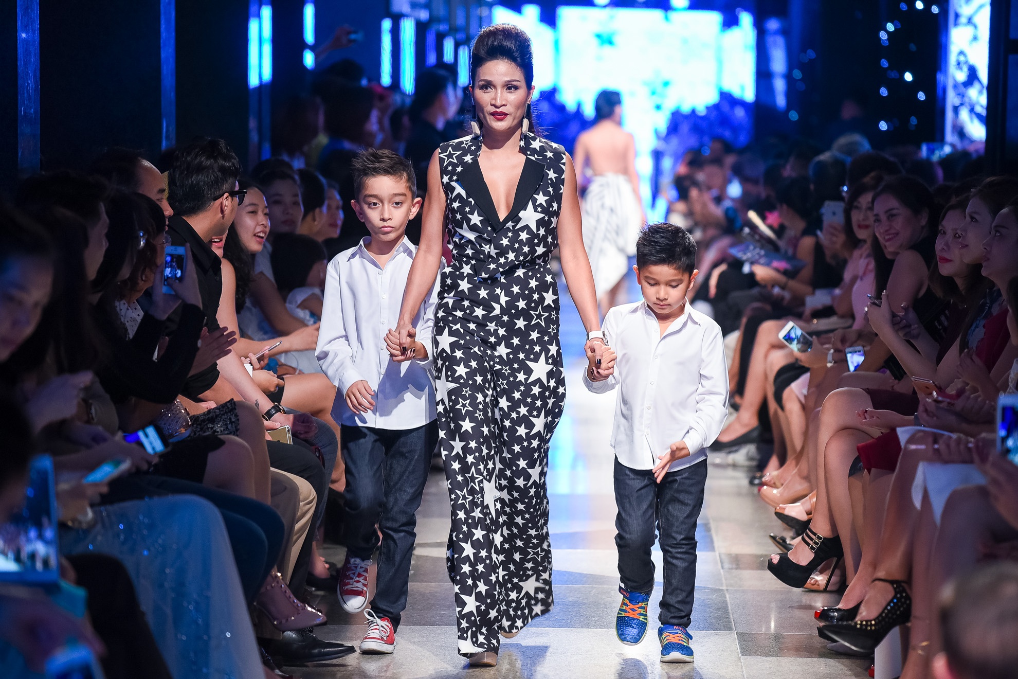 Diem Huong dien thoi trang voi con trai anh 4